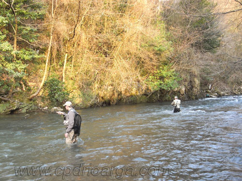 Pareja de pescadores en acción pescadores